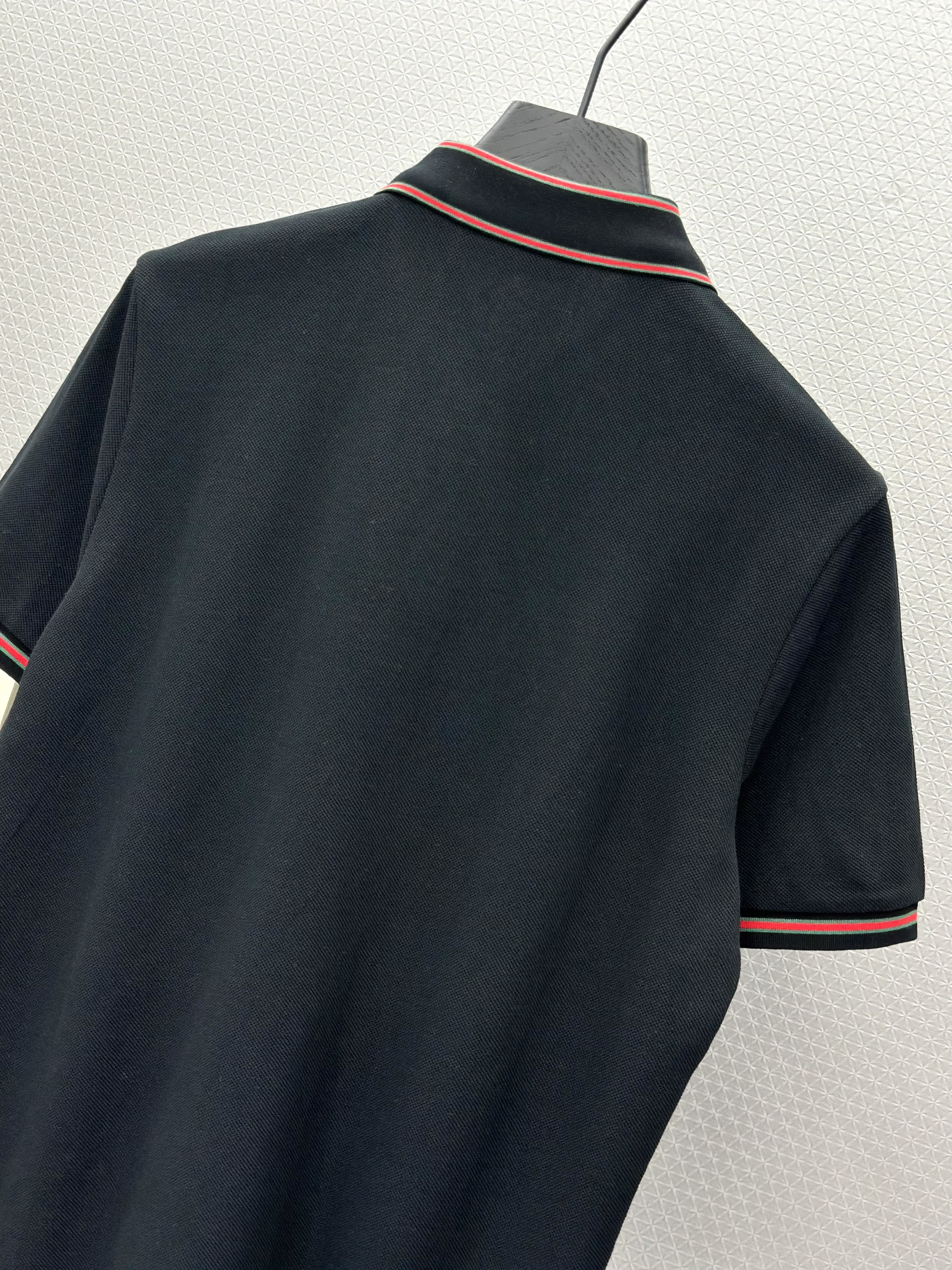 Áo polo Gucci GC logo cổ kẻ viền Đỏ Like Auth 1-1 on web VTN